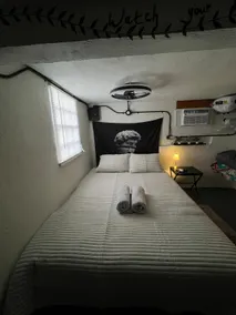 Cozy Retreat: Your Modern Studio - Image 2