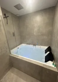 Dreams Suite - Jacuzzi & Sauna - Image 3