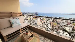 Skyline Vista - Sea View Apartment - Free Parking - Image 2