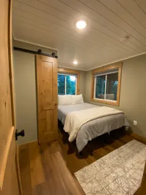 Cozy Peninsula Lake Outpost - Image 3