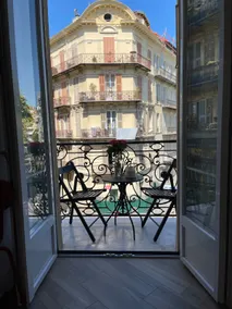 Hyper Center Cozy Parisian Studio New! - Image 2