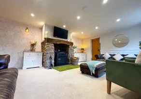 Private Lodge with Spa and Sauna - Image 5