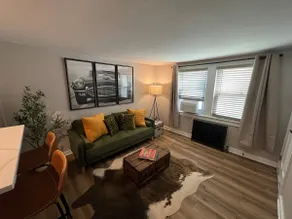 Trendy 1 Bed Steps to Dining - Farmington Valley - Image 2