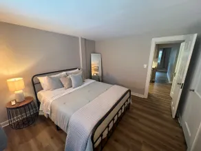 Trendy 1 Bed Steps to Dining - Farmington Valley - Image 3