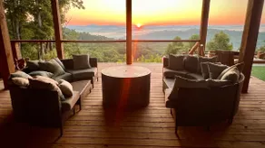 Over The Top Hideaway - Entire House - Image 4