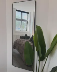 Stylish Groovy Central King Suite - Fast WiFi, Free Gym Access, Work Desk - Image 4