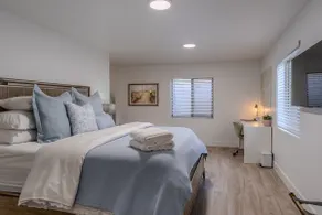 Modern Private Suite | Self Check-In + Parking - Image 3