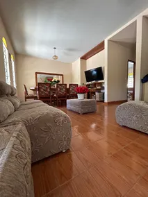 Comfortable and spacious family home in the center - Image 2