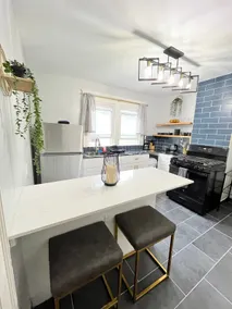 Stylish 3 bed 2 bath on Westcott - Image 4