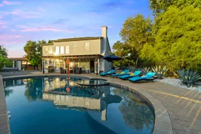 5BR Villa w Garage, Driveway, Backyard - Image 2