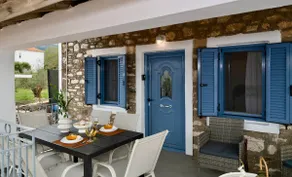 Stone house by the sea - Image 2
