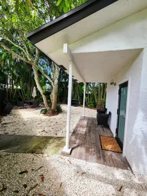 Modern guest house retreat. - Image 5