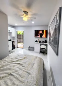 Modern guest house retreat. - Image 2