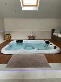 House with Hot Tub & Private Garden - Image 2