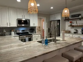 Coastal Haven/King Bed/Near Shopping & Dining - Image 3