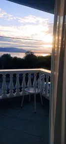 Sea View Apt • Panoramic Views. Steps to sea. - Image 2