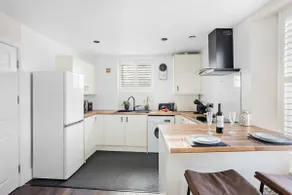 Hideaway, Homely, Pet Friendly wit Private Parking - Image 5