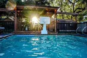 Farmhouse Oasis w Pool Heated Spa Treehouse and Game Room Located Centrally off I-4 - Image 4