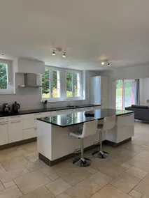 Beautiful House with Stunning Lake View - Image 3
