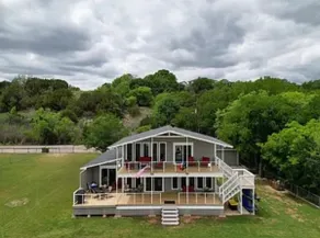 Lakeshore Retreat - Image 2