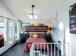 Lakeshore Retreat - Image 4