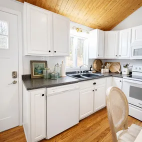 Brimfield Bungalow 31 by the lake near Sturbridge - Image 4