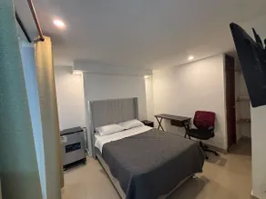 Private Suite with A/C, TV and WiFi facing the park - Image 3
