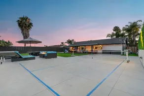 Hot tub, fire pit, pickleball, backyard games - Image 3