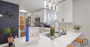 Little Blue Bungalow - Image 5
