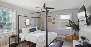 Little Blue Bungalow - Image 3