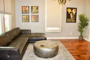 Stylish downtown 3 bedroom 2bath - Image 2