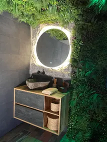 Suite with immersive decor and spa bath - Image 5
