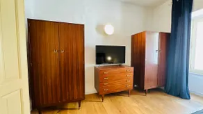 Retro house in the city - Image 5