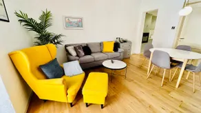 Retro house in the city - Image 3