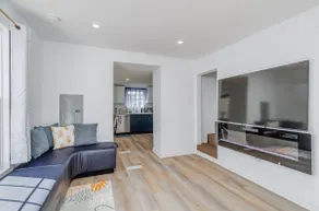 Luxurious 2BR|Free Parking|Full Kitchen - Image 3