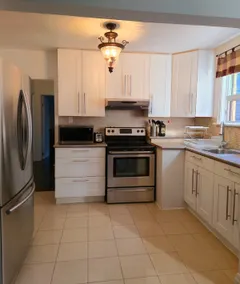 Chic 2-Bedroom Bungalow - Image 3