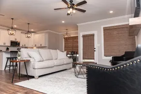 Cute&Cozy-3Beds-2bath-Sleeps6-Backyard-NearLaTech - Image 3