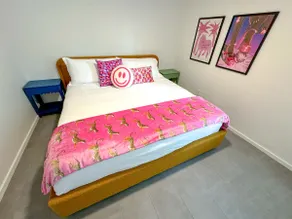 Vibrant U of A Bungalow - Image 4
