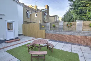Modern 3-Bed House Sleeps 6 | Parking & Garden - Image 4