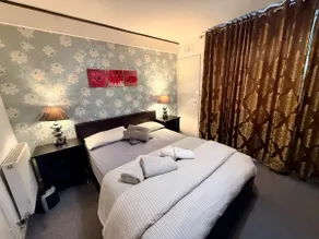 2 Bedroom Apartment - Sleeps 4, Free Parking, Wifi - Image 2