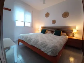 Apartamento vacacional con terraza, jardín y piscina | Vistas al jardín - Image 5
