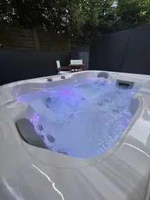 Magical F2 equipped with a sheltered Spa on its terrace - Image 2