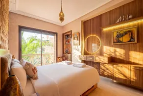 Luxury apartment with pool - Image 4