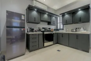 Spacious 3-bedroom penthouse | next to the Exhibition and Convention Center - Image 4