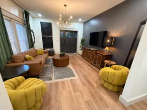 The Whiskey Peach | 2BD Speakeasy Retreat - Image 3
