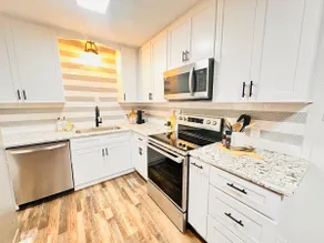 Stylish Bungalow, Close To Everything! - Image 5