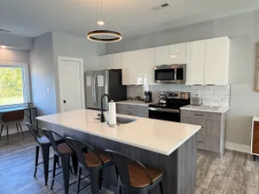 Clean Quiet Luxury near LU and Downtown. - Image 2