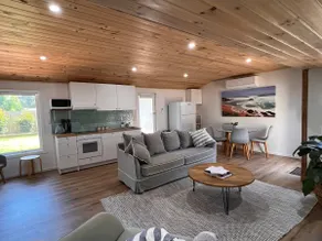 Swanhaven Retreat, 2 queen beds stylish & spacious - Image 2
