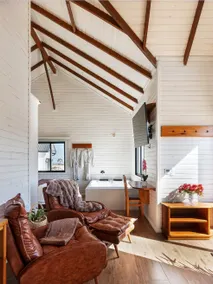 Cabin with Whirlpool Bathtub and Heated Flooring - Image 5