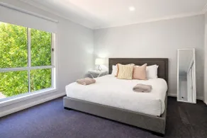 Tanderra Modern Spacious Walkable Wagga Townhouse - Image 2